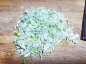 大葱去皮切碎。