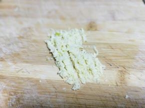 姜去皮切碎。