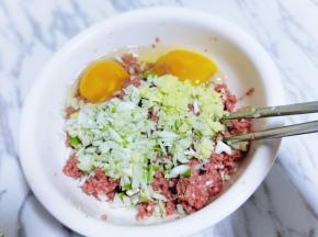 牛肉糜中加入鸡蛋，切碎的葱姜，拌均匀，静止5分钟。