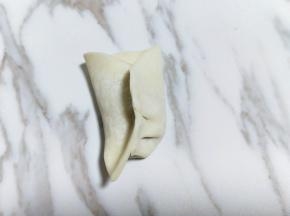 把一端捏起来，如图。