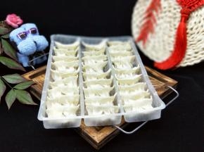 依次包好的饺子，如果一次性吃不完，可以放入冰箱速冻，待冷冻硬了后装入保鲜袋，吃的时候取出来，特别方便。