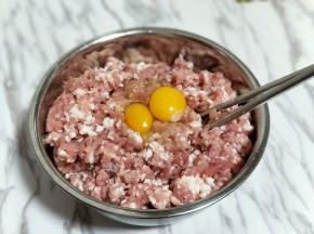 肉糜放入比较深，大的器具中，加入鸡蛋。
