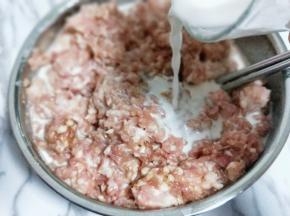 淀粉少量清水调成液体状，倒入肉糜中。