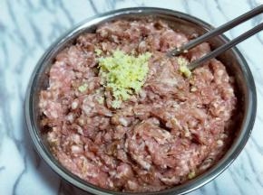 再加入提前批切碎的姜末，搅拌均匀。