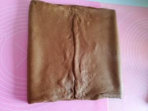 两边折叠起，包住黄油片