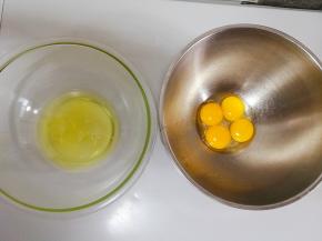 蛋白蛋黄分离在两个无水无油的盆内。