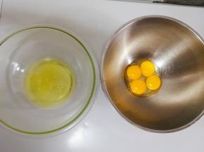 蛋白蛋黄分离在两个无水无油的盆内。