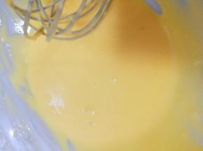 蛋黄里加入玉米油 水 Z字形搅拌成无颗粒细腻的蛋黄糊