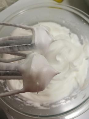 蛋白打发成硬性发泡直立小尖状。打发蛋白时开始170度预热烤箱。