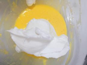 分三次加入蛋黄糊内上下铲拌的手法拌匀。