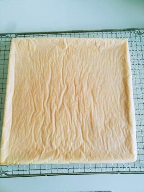 倒入28×28的黄金烤盘170度 烤25分钟。