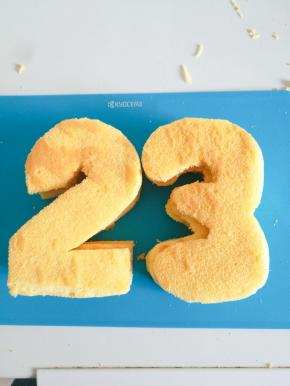 这个的量可以做一个很迷你的数字 蛋糕 三层。我是用到切的，到一定要够锋利哦。