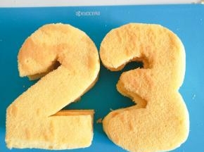 这个的量可以做一个很迷你的数字 蛋糕 三层。我是用到切的，到一定要够锋利哦。