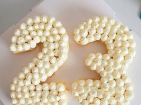 180克 淡奶油加入糖打发 成裱花状， 然后装入自己喜欢的裱花嘴 。一层蛋糕片一层淡奶油 这样 挤好。