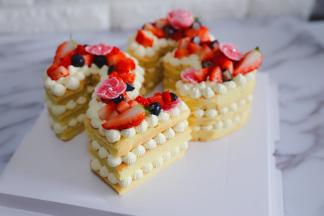 把草莓， 蓝莓也洗干净 装饰在上面即可。最后再挤几朵 豆沙花装饰一下 美美哒。