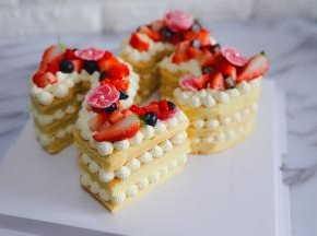 把草莓， 蓝莓也洗干净 装饰在上面即可。最后再挤几朵 豆沙花装饰一下 美美哒。