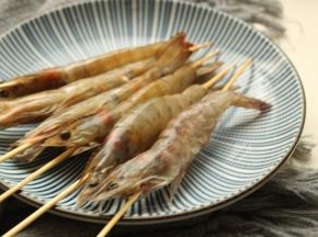 处理好的虾用竹签串起来。吃起来很方便，街头小摊即视感。