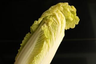 娃娃菜，形似白菜，但个子小了很多，味道也比大白菜要清甜一些，而且营养成分更高。把娃娃菜的叶子一片片揭下来冲洗干净。