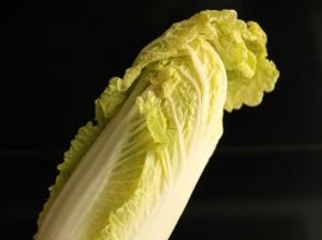 娃娃菜，形似白菜，但个子小了很多，味道也比大白菜要清甜一些，而且营养成分更高。把娃娃菜的叶子一片片揭下来冲洗干净。