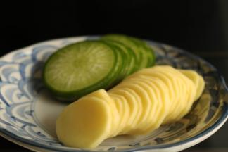 土豆也叫马铃薯，营养丰富，富含微量元素，且蛋白质含量接近于动物蛋白质，同时脂肪含量较少，常用语减肥期间的主食。青萝卜补气清热去内火，常用于秋季煲汤进补，有赛人参之称。