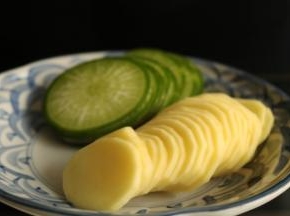 土豆也叫马铃薯，营养丰富，富含微量元素，且蛋白质含量接近于动物蛋白质，同时脂肪含量较少，常用语减肥期间的主食。青萝卜补气清热去内火，常用于秋季煲汤进补，有赛人参之称。