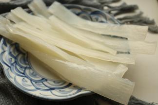 准备一些宽粉，宽粉是我最喜欢的食物了，无论吃火锅还是炖菜，我都喜欢放一些，口感QQ的滑滑的，特别好吃。不过不易消化，要适当进食。