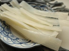 准备一些宽粉，宽粉是我最喜欢的食物了，无论吃火锅还是炖菜，我都喜欢放一些，口感QQ的滑滑的，特别好吃。不过不易消化，要适当进食。