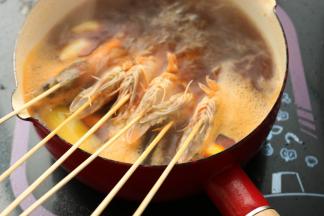 放入虾串煮半分钟后就可以关火了，虾是很容易熟的，所以不需要提前煮熟，这样营养不会流失。