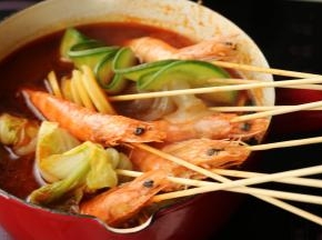 再放入刚才串好的蔬菜串，浸泡一会就可以开吃了，是不是超级诱人哪。