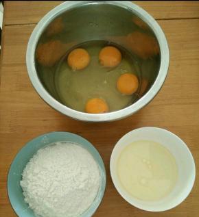 准备好食材。白糖直接倒进鸡蛋里，玉米油和牛奶直接混合。