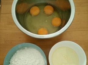 准备好食材。白糖直接倒进鸡蛋里，玉米油和牛奶直接混合。