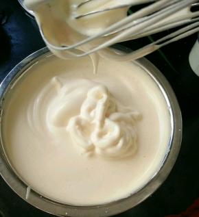 鸡蛋加入几滴醋，用打蛋器打到蛋糕糊有明显纹路，提起打蛋器，滴落的蛋糕糊不容易消失就可以了。