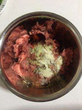 肉糜中加入料酒，生抽，蚝油，盐，鸡粉，肉馅调料，酱油，香油搅拌均匀。