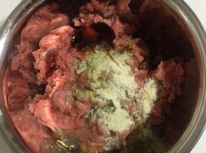 肉糜中加入料酒，生抽，蚝油，盐，鸡粉，肉馅调料，酱油，香油搅拌均匀。