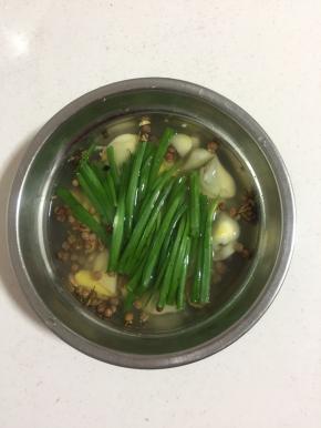 蒜瓣拍碎，生姜切块，葱切断，花椒5 克倒入开水冲泡出葱姜花椒水晾凉，过滤一下备用。
