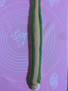 揉细条时不要放干面粉。