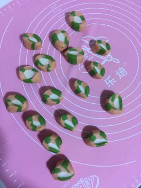 用刀切成1.5cm厚的面挤子。