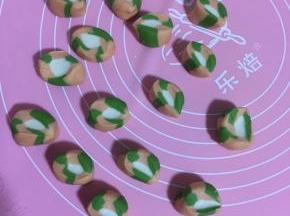 用刀切成1.5cm厚的面挤子。