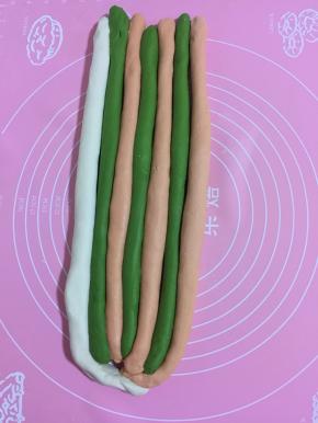 把面揉成细条状，白色放中间。