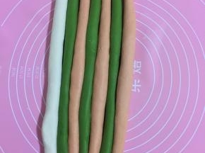 把面揉成细条状，白色放中间。