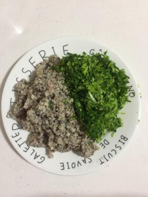 香菇焯水后切成小块用料理机打成末，葱切成段放入料理机打成末备用。