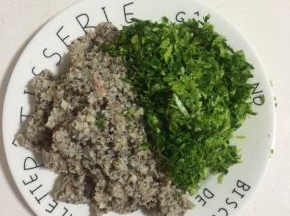 香菇焯水后切成小块用料理机打成末，葱切成段放入料理机打成末备用。