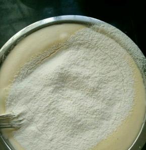 分三次筛入低筋面粉，每次都要翻拌均匀才加下一次的面粉。
