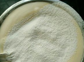 分三次筛入低筋面粉，每次都要翻拌均匀才加下一次的面粉。