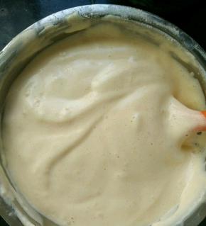 翻拌至看不见干粉。