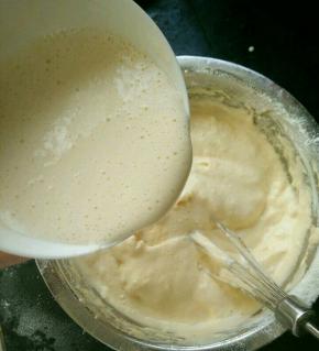 然后再倒回蛋糕糊里，继续翻拌至顺滑。这时候预热烤箱上下管160度。