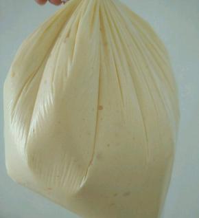 把蛋糕糊装到保鲜袋里，然后剪去一个角。(大概一公分)