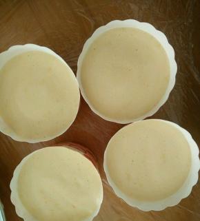 把蛋糕糊挤到纸杯七分满，然后震一下。放到烤箱上下管150度，烤16分钟左右。