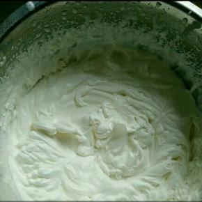 淡奶油加入糖粉打到八分发。