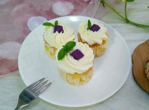 蛋糕凉凉后，挤上奶油。